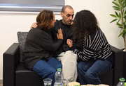 Eliyahu Sharabi se reúne com familiares após ser libertado de Gaza