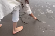 Meghan Markle escreveu "2025" na areia da praia em vídeo inédito 