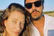 "Chego eu, 3 malas, vários incensos, roupa de cama nova, vinhos e biquíni. Ele me esperou chegando no barco, saí correndo, pulei nele como se estivesse matando uma saudade de séculos e falei: Te amo, você é o homem da minha vida”, contou a influenciadora 