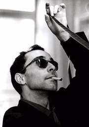 Fosse lendo jornal, dirigindo, flertando ou mesmo fugindo da polícia, o cigarro era companhia inseparável de Jean-Paul Belmondo em seus filmes, como em "Acossado", de Jean-Luc Godard, seu primeiro grande sucesso. Na película, ele acendia um cigarro na brasa do que acabara de fumar.