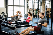 Treine de três a cinco vezes por semana. Mas alterne os grupos musculares. O descanso é fundamental para a hipertrofia