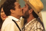 O personagem de Thommy Schiavo deu um beijão em Silvero Pereira
