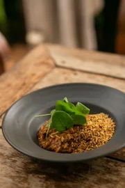 Risoni de Costela: risoni al dente, costela bovina desfiada, agrião baby, farofa de panko, ervas e limão siciliano
