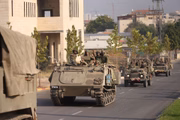 Tanques e tropas israelenses movem-se perto da fronteira com Gaza