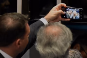 Senado aprova em 2º turno a reforma da Previdência. Flávio Bolsonaro tira selfie com Paulo Guedes 