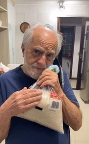 Ary Fontoura, queridinho da web, postou vídeo abraçando um saco de arroz como se fosse um bebê em seu colo