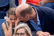 Príncipe William conversa com a filha 