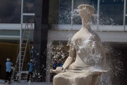 Estátua da Justiça sendo lavada no STF