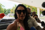 A mulher do cantor, Gracyanne Barbosa, chega à delegacia