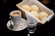 Café com pão de queijo