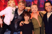 Eliana aparece ao lado de Adriano Ricco e João Marcello Bôscoli no aniversário de seu filho