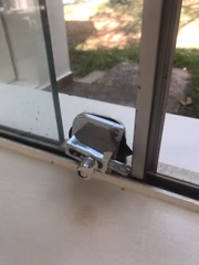 Criminosos forçaram a janela para entrar no local