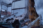 Vários prédios foram destruídos na base militar, que também fica próxima de Lviv