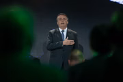 Bolsonaro canta o Hino Nacional em evento da CNI