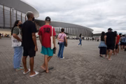As filas começam a ser formadas antes da 8h, quando abrem os portões
