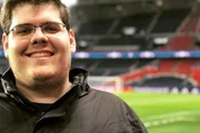 Cazé surgiu na mídia como apresentador do programa EI Games, no canal Esporte Interativo (hoje TNT Sports Brasil), ao mesmo tempo que participava no YouTube da emissora, no quadro De sola, com conteúdos de humor futebolístico