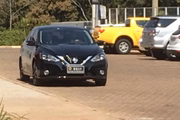 Carro oficial do Senado deixa academia com Flávio Bolsonaro