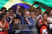 Lula faz uma declaração pública em hotel de SP após vitória nas urnas