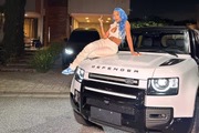 Ludmilla com o novo carro de luxo que comprou em 2022