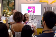 O momento da homenagem da equipe do programa 