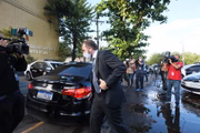 André França, advogado do vereador Jairinho, suspeito da morte do menino Henry, chega à 16ª DP 