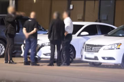 Motoristas da ANTT em frente a veículos usados para transportar alto escalão da autarquia. Terceirizados aguardavam do lado de fora da casa de show, em Brasília