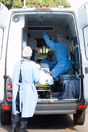 Servidores trabalhando em ambulância