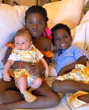 Ele é irmão de Bless e Titi