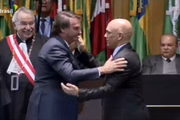Bolsonaro e Moraes se cumprimentaram rapidamente durante evento do Tribunal Superior do Trabalho em 2022