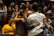 Familiares de Marielle Franco se abraçam após a leitura da sentença que condenou Lessa e Élcio