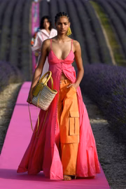 Calça cargo com vestido pink: diferente e cool