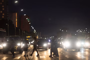 Carros e pedestres se misturam 