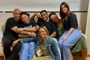 Filhos de Pelé e, à direita, Gemima McMahon, fruto do primeiro casamento de Assíria. Ela era considerada uma filha para o ex-padrasto 