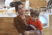 O bebê esta com o pai