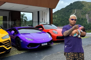 Funkeiro exibe coleção de carros nas redes sociais