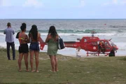 As ações de busca chamaram a atenção de quem caminhou na orla durante o fim de semana