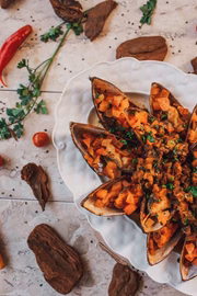 Mexilhão com salsa de tomate, cebola, alho e páprica espanhola