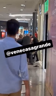 Dirigente do Flamengo junto a um grupo de pessoas agrediu um torcedor