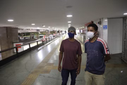 Moradores de Valparaíso (GO), Jefferson e Luís Fernando vendem balinhas no transporte coletivo, inclusive em ônibus que circulam de madrugada