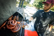 Linguiça jamaicana: um indispensável item da oferta de assados