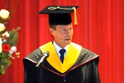 O soberano recebe uma honraria em uma universidade do Japão