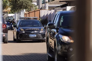 Agentes da Polícia Federal saem com mochila após busca e apreensão na casa do ex-presidente Bolsonaro