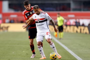 Ayrton Lucas marcando Welington Rato