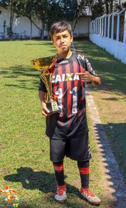 Gedson Santos, de 14 anos, nasceu na cidade de Itararé, no interior de São Paulo. Ele começou jogando nas categorias de base do Athlético Paranaense, onde ficou até o ano passado. Em 2017, foi campeão da Taça Curitiba na categoria sub-15