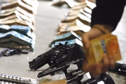 Armas e dinheiro encontrados pela polícia durante o cumprimento de mandado numa das propriedades de João de Deus