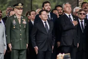 Mourão ao lado de militares da ativa e da reserva