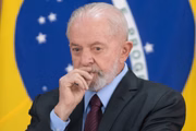Lula com a expressão séria