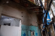 Marcas de tiros na parede de casa do Jacarezinho