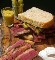 O sanduíche de pastrami do Superquadra Bar é o mais famoso de Brasília