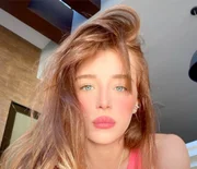 A atriz Duda Reis